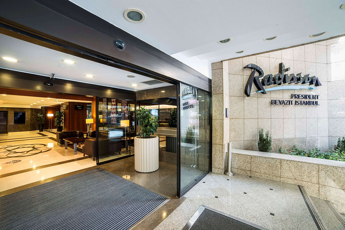 Airport to Radisson Hotel Old Town Transfer